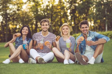 Parkta oturan arkadaşlar