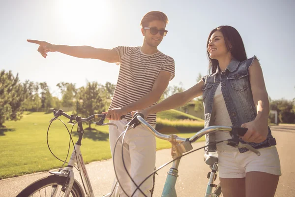 Couple cycling in park — Stock Photo, Image