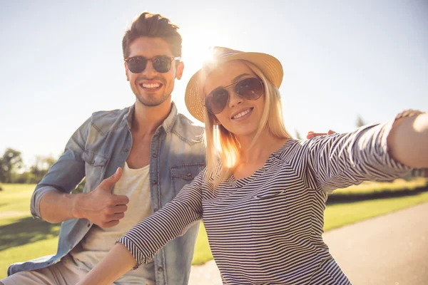 Paar radelte in Park — Stockfoto