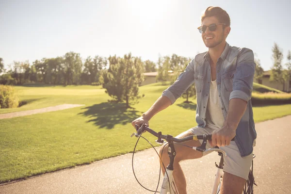 공원에서 자전거 남자 — 스톡 사진