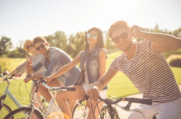 Friends cycling in park — Stock Photo, Image