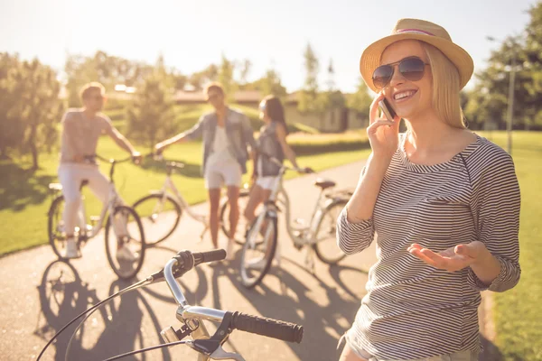 Friends cycling in park — Stock Photo, Image