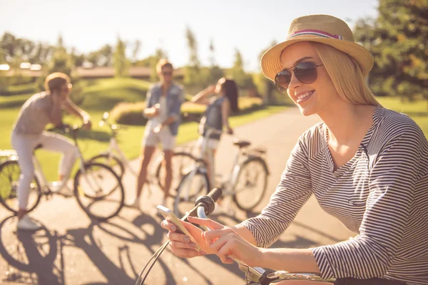 Amici in bicicletta nel parco — Foto Stock