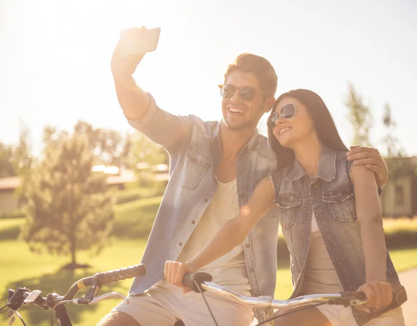 Paar fietsen in park — Stockfoto