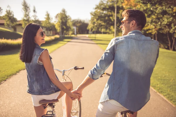 公園でのサイクリングのカップル — ストック写真