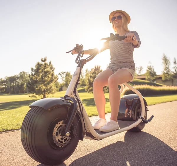 Freunde radeln im Park — Stockfoto