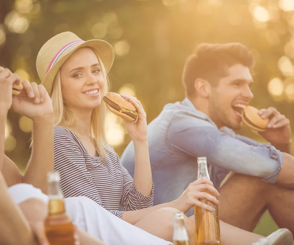 Freunde ruhen sich im Park aus — Stockfoto