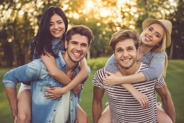 Amici che riposano nel parco — Foto Stock