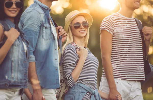 Freunde ruhen sich im Park aus — Stockfoto