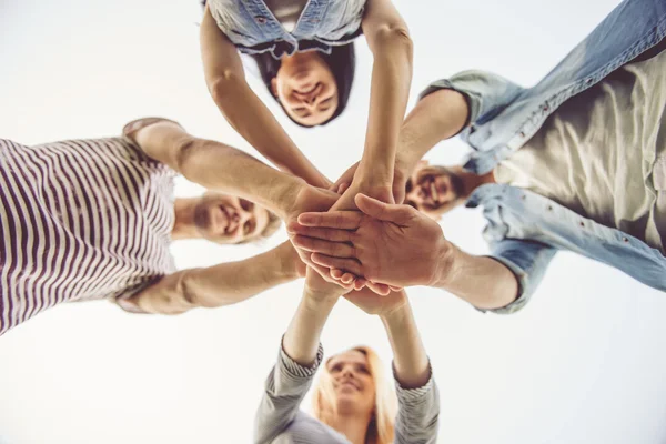 Freunde ruhen sich im Park aus — Stockfoto