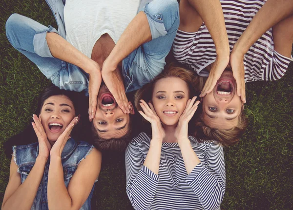 Amici che riposano nel parco — Foto Stock