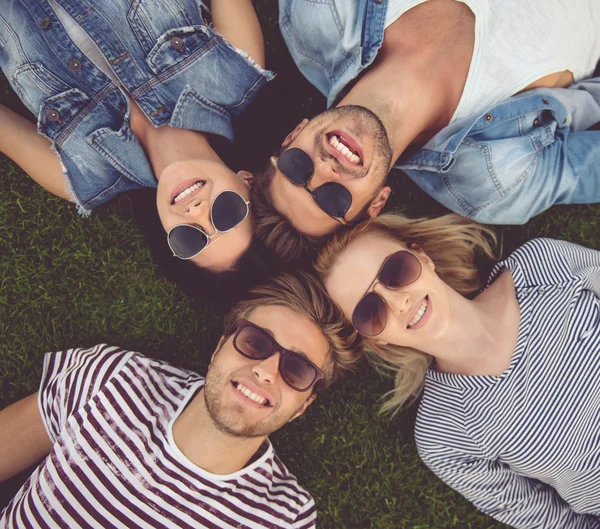 Amigos descansando no parque — Fotografia de Stock