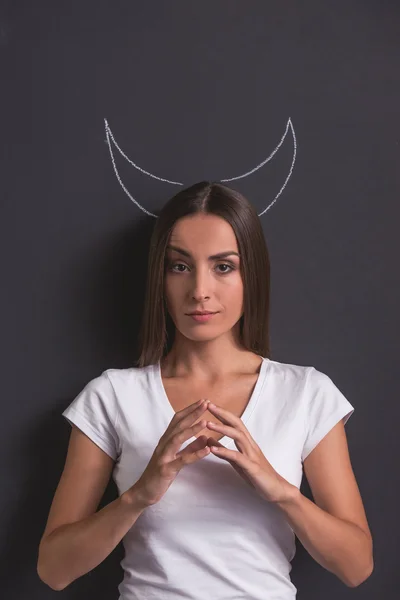 Chica mostrando diablo —  Fotos de Stock