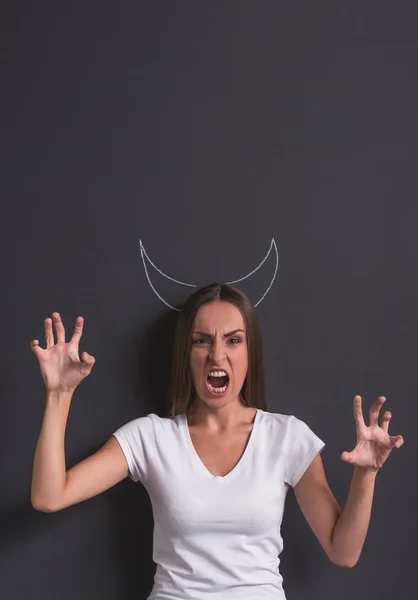 Девушка показывает дьявола — стоковое фото