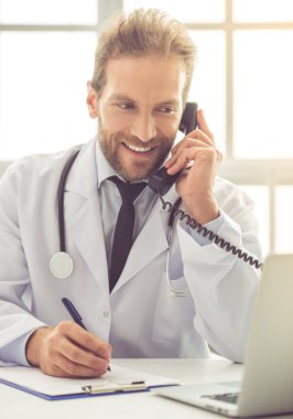 yakışıklı tıp doktoru
