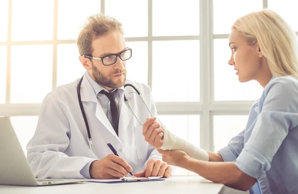 Medico e paziente — Foto Stock