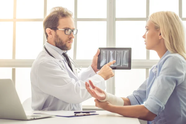 Medico e paziente — Foto Stock