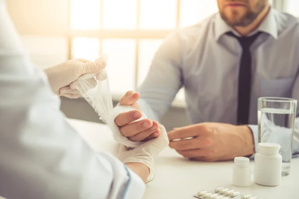 Läkare och patient — Stockfoto