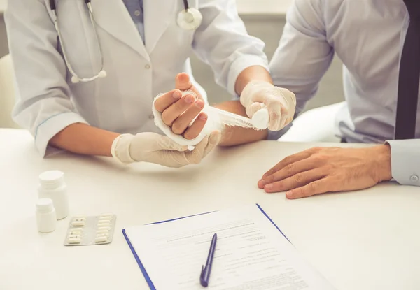 Médico y paciente — Foto de Stock