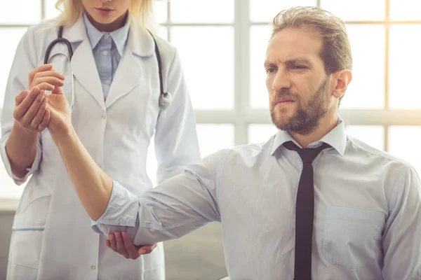 Medico e paziente — Foto Stock