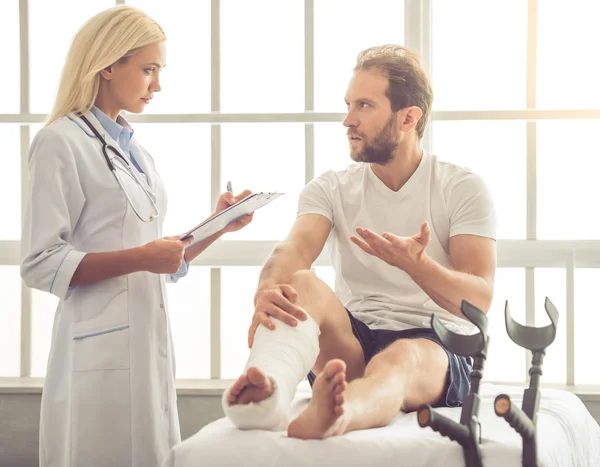 Médico y paciente — Foto de Stock