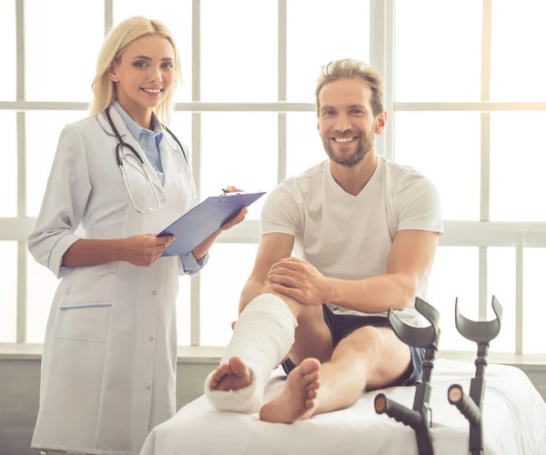 Médico y paciente — Foto de Stock