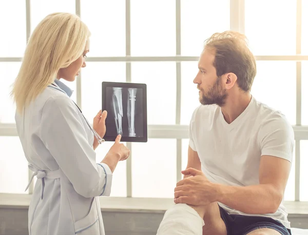 Médico y paciente — Foto de Stock