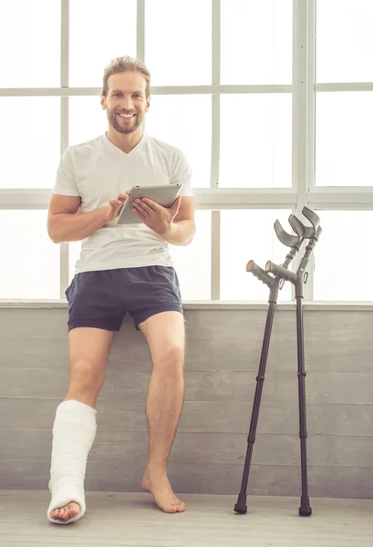Mannen med brutet ben — Stockfoto