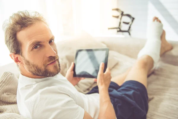 Mannen med brutet ben — Stockfoto