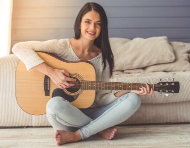 Çekici kız gitar çalmak