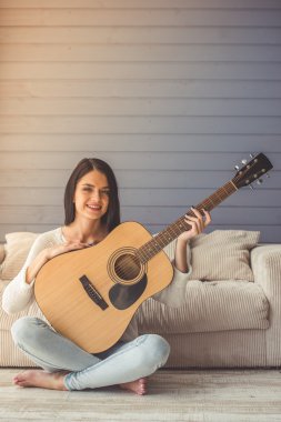 Çekici kız gitar çalmak