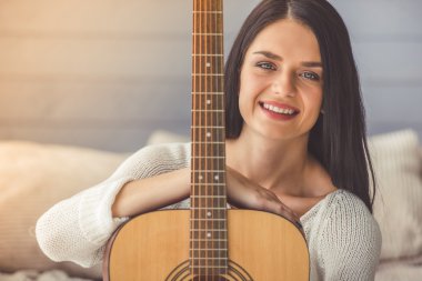 Çekici kız gitar çalmak