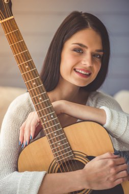 Çekici kız gitar çalmak