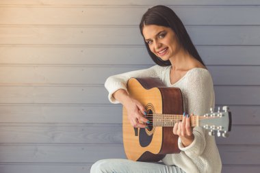 Çekici kız gitar çalmak