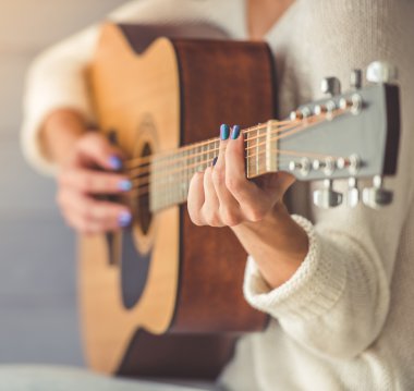 Çekici kız gitar çalmak