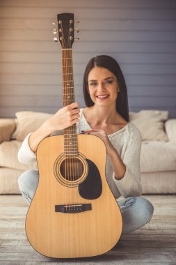 Çekici kız gitar çalmak
