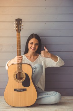 Çekici kız gitar çalmak
