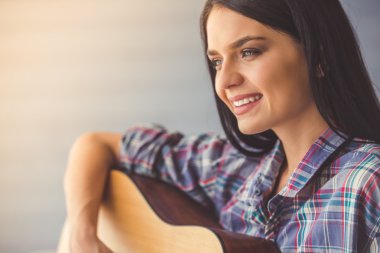 Çekici kız gitar çalmak