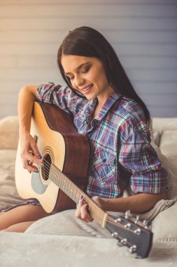 Çekici kız gitar çalmak