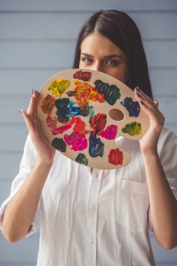 Çekici kadın sanatçı