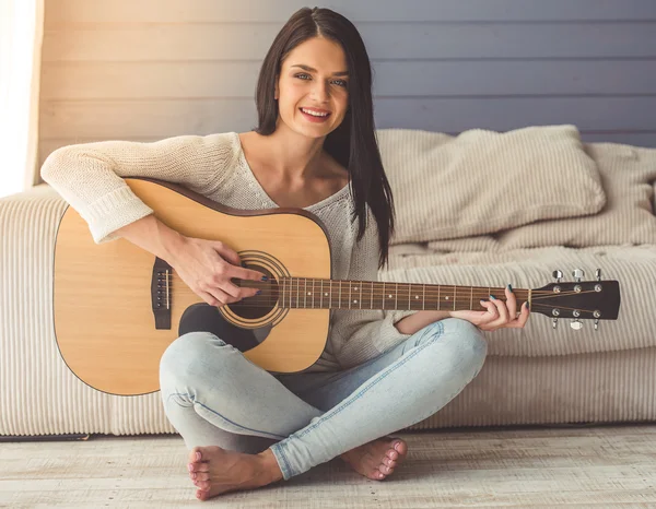 Menina atraente tocando guitarra — Fotografia de Stock