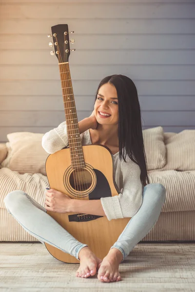 Çekici kız gitar çalmak