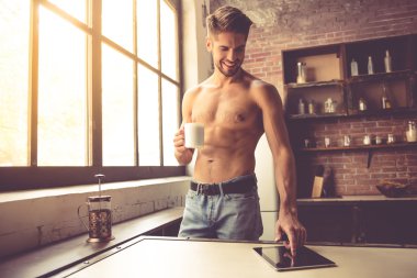 Mutfakta seksi genç adam