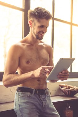 Mutfakta seksi genç adam