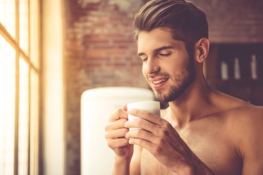Mutfakta seksi genç adam