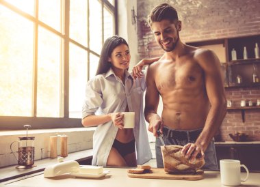 Mutfakta seksi genç Çift