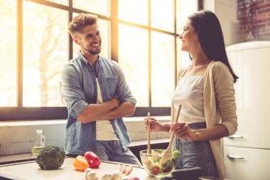 Genç çift mutfakta.
