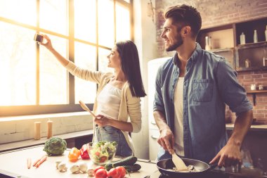 Genç çift mutfakta.