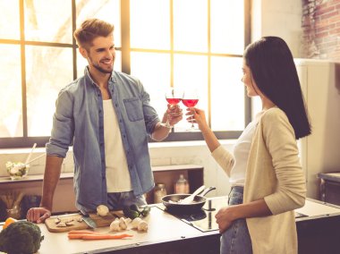 Genç çift mutfakta.