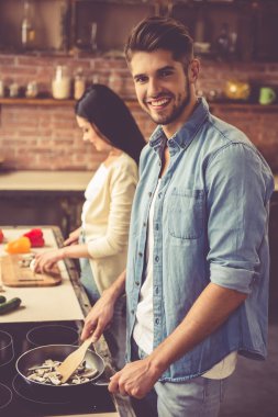 Genç çift mutfakta.